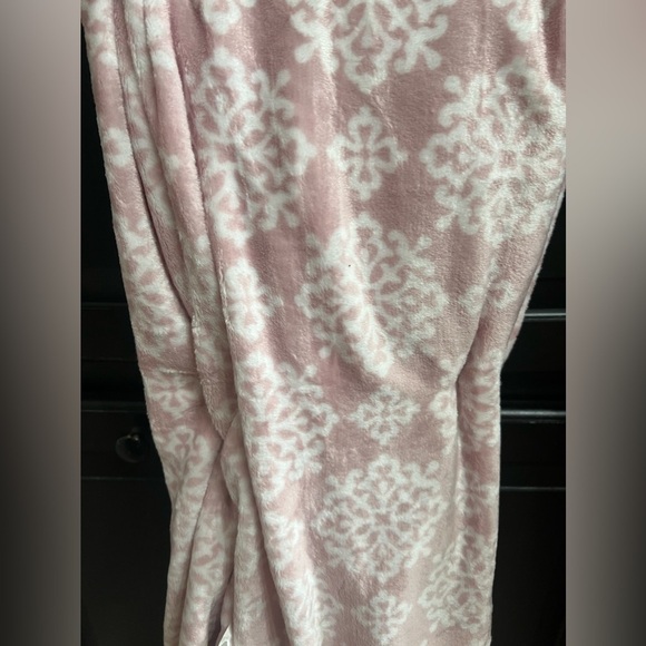 NWT-❄️ Pink Oversized Snowflake Throw - Picture 2 of 6